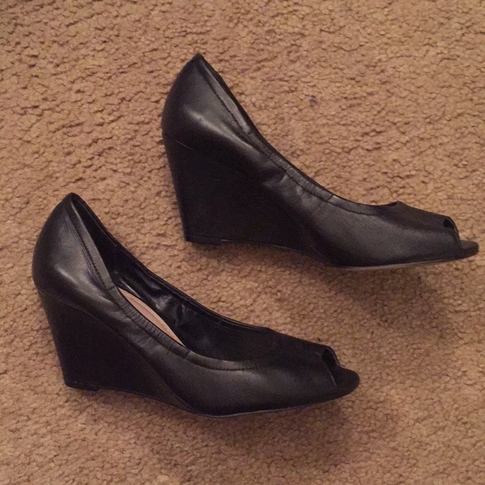 VINCE CAMUTO Black Peeptoe Wedge Heels Sz 7.